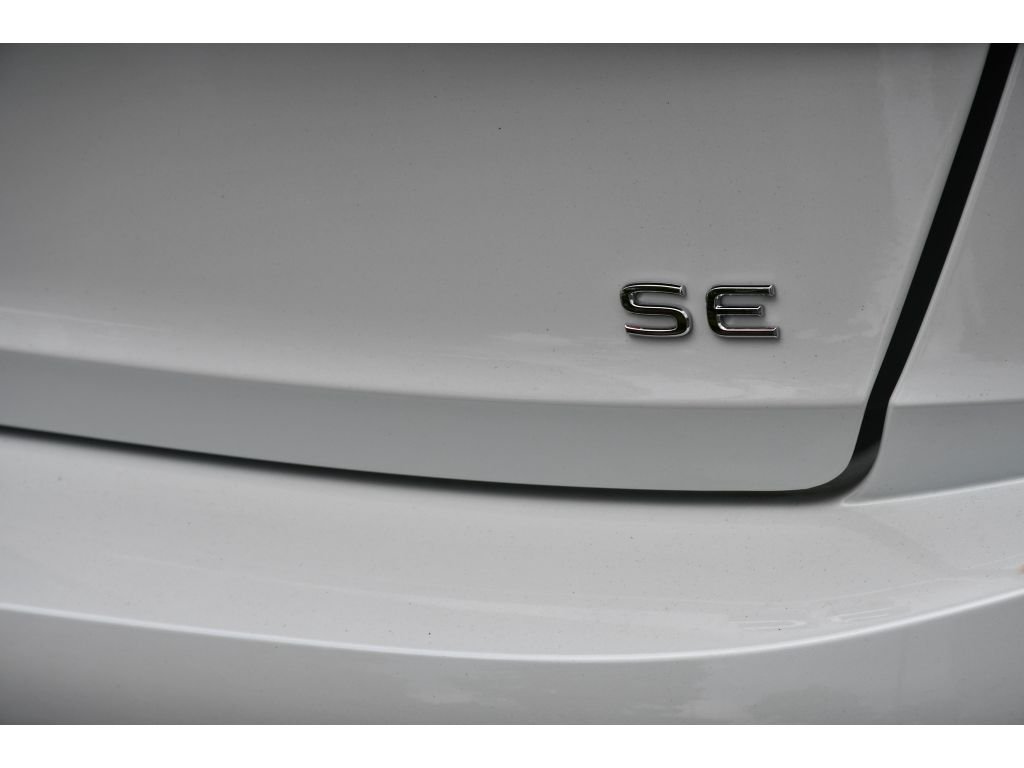Used 2025 Opal White Pearl Volkswagen SE image 27