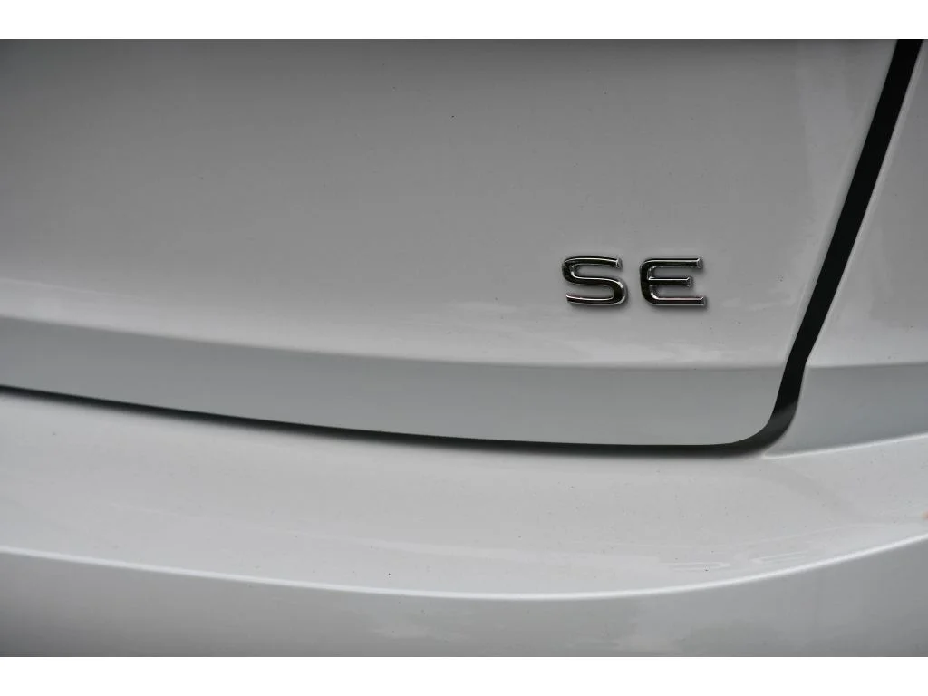 Used 2025 Opal White Pearl Volkswagen SE image 27