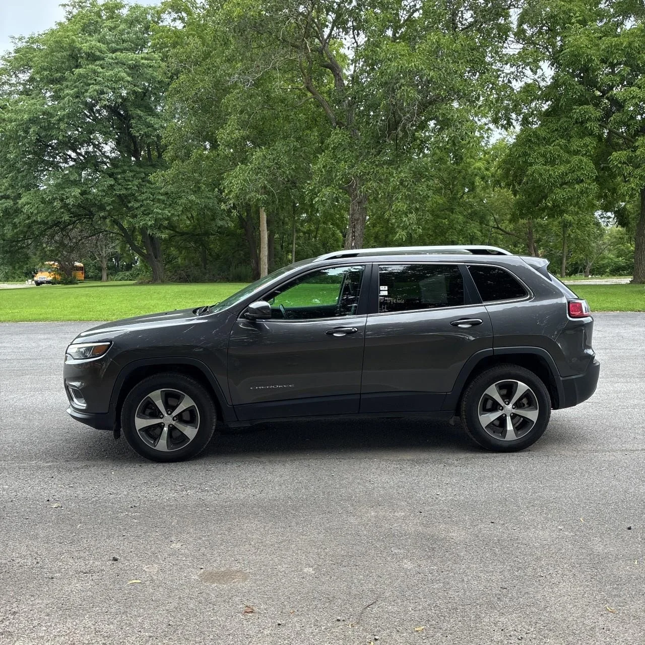 Used 2019 Gray Jeep Limited image 2
