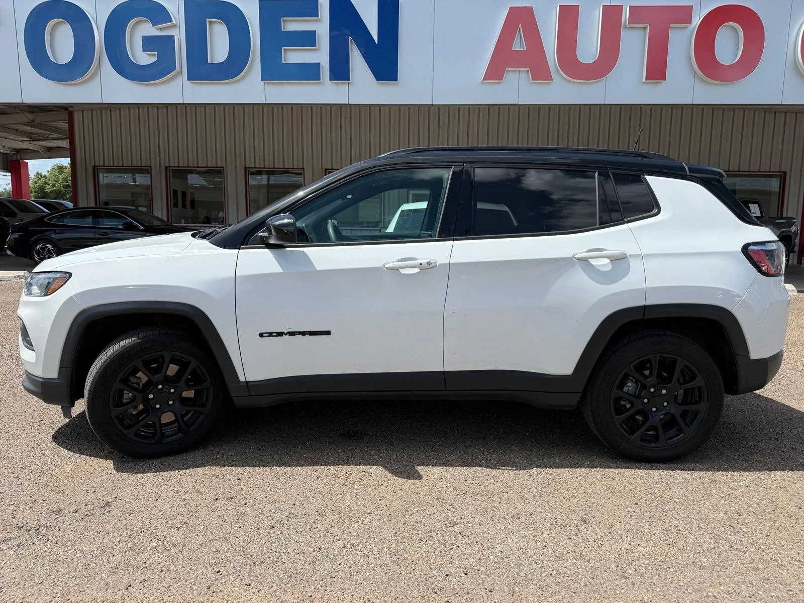 Used 2023 White Jeep Latitude image 3