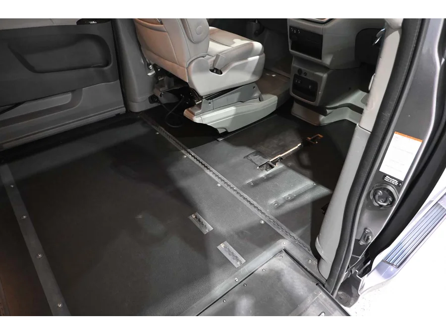 Used 2020 GRAY Toyota XLE Mobility Handicap Van image 19