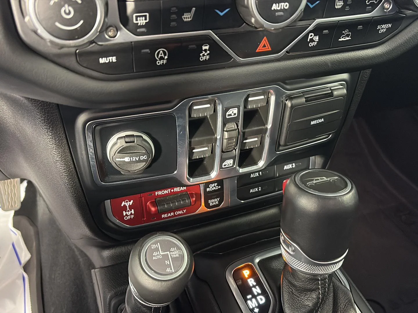 Used 2024 Hydro Blue Pearlcoat Jeep Rubicon X image 40