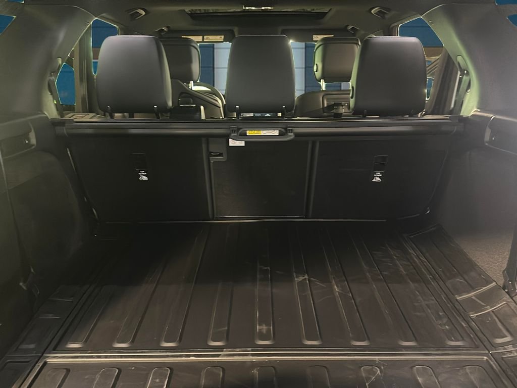 Used 2025 Santorini Black Metallic Land Rover Dynamic SE image 11