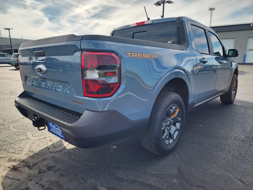 Used 2024 Azure Gray Metallic Tri-Coat Ford LARIAT Advanced image 5