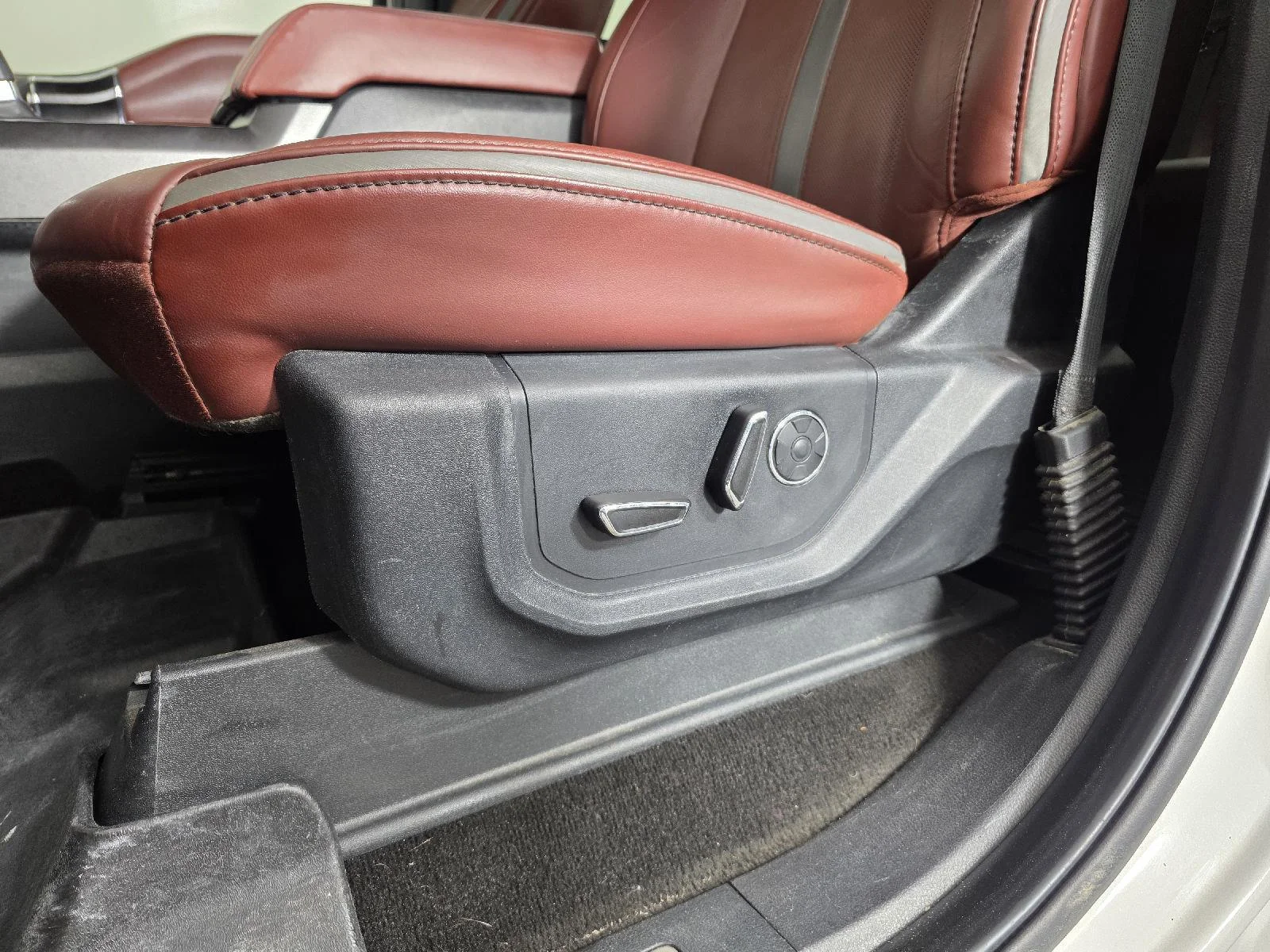 Used 2019 White Platinum Metallic Tri-Coat Ford Platinum image 13