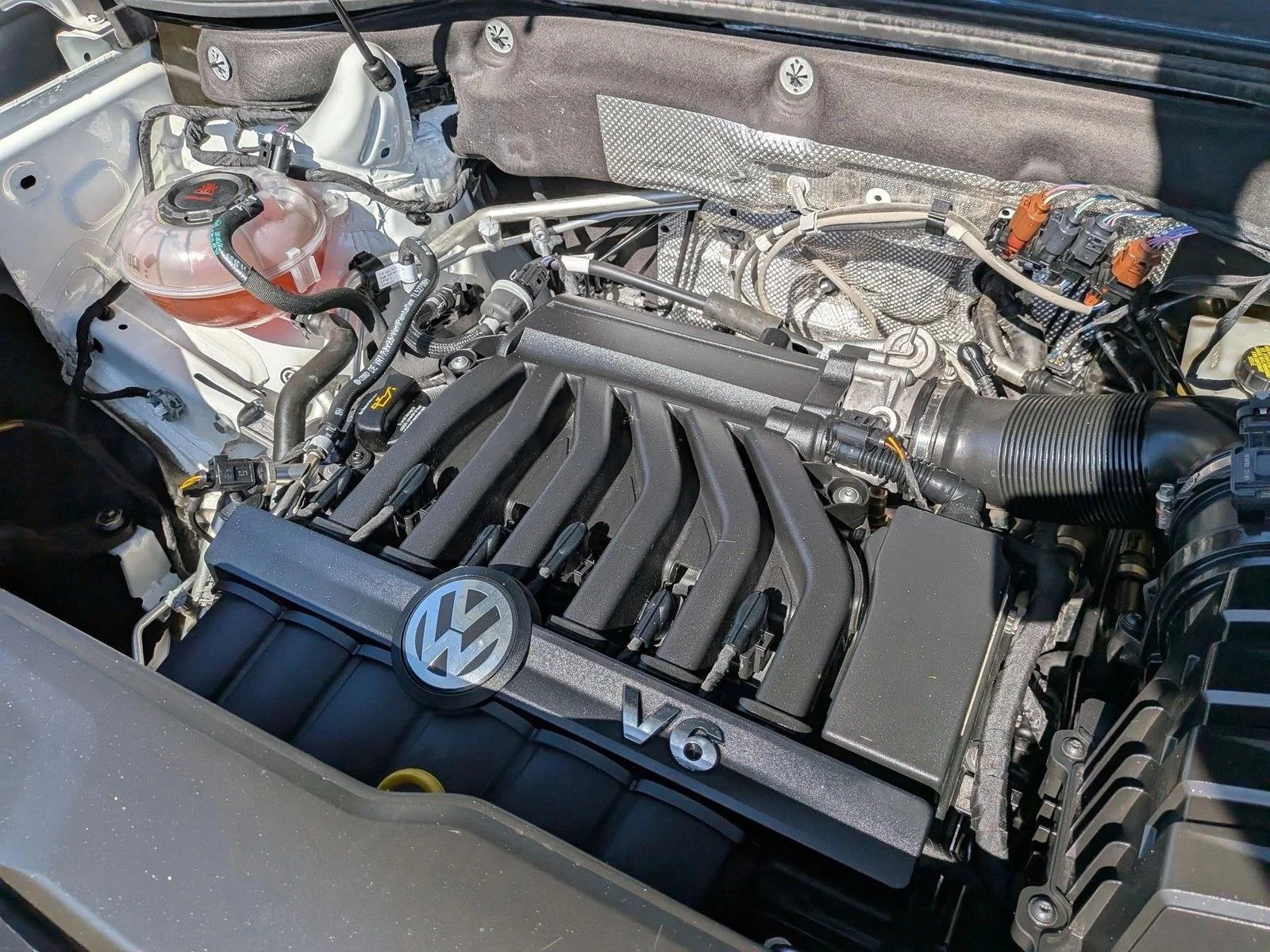 Used 2023 Pure White Volkswagen 3.6L V6 SE w/Technology image 22