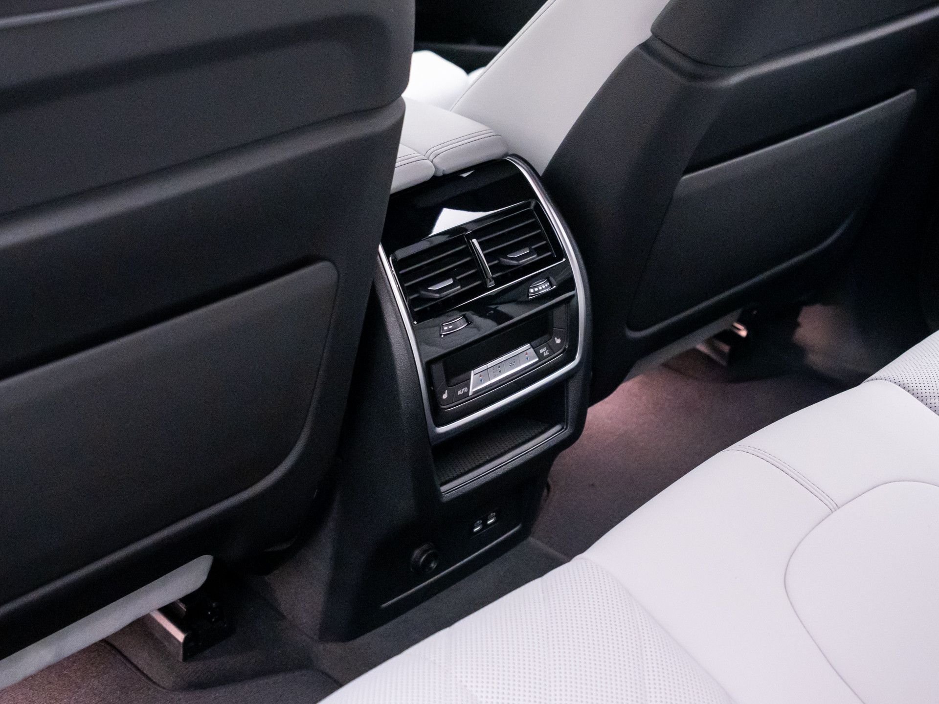 New 2026 Carbon Black Metallic BMW xDrive40i image 18