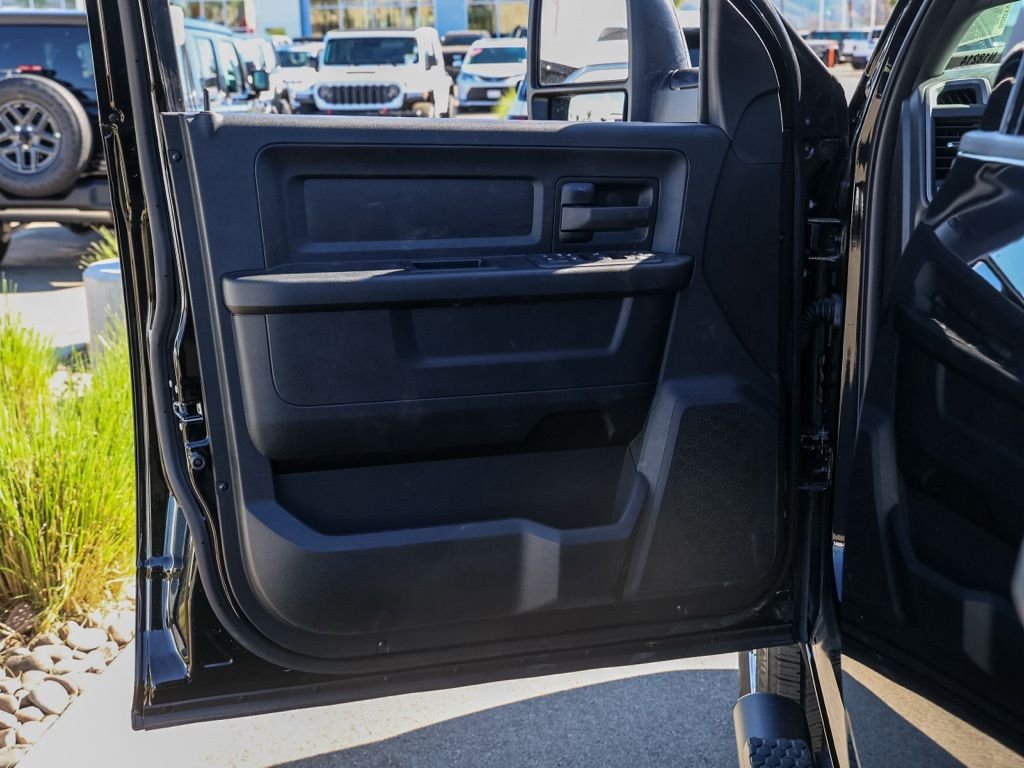 New 2026 Diamond Black Crystal Pearl-Coat Exterior Paint RAM Tradesman image 21