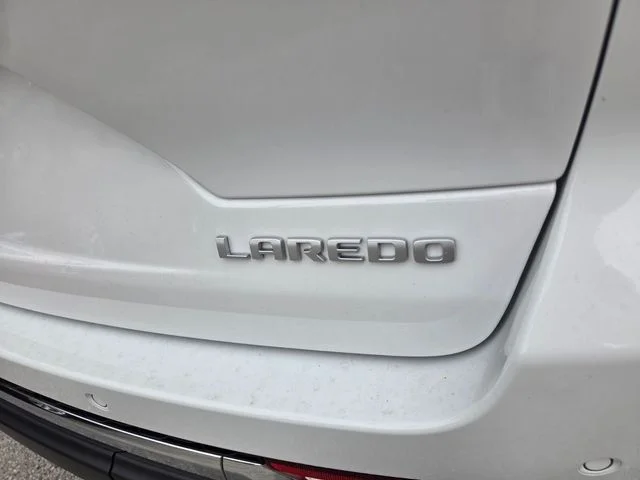 New 2026 Bright White Clear-Coat Exterior Paint Jeep Laredo X image 11