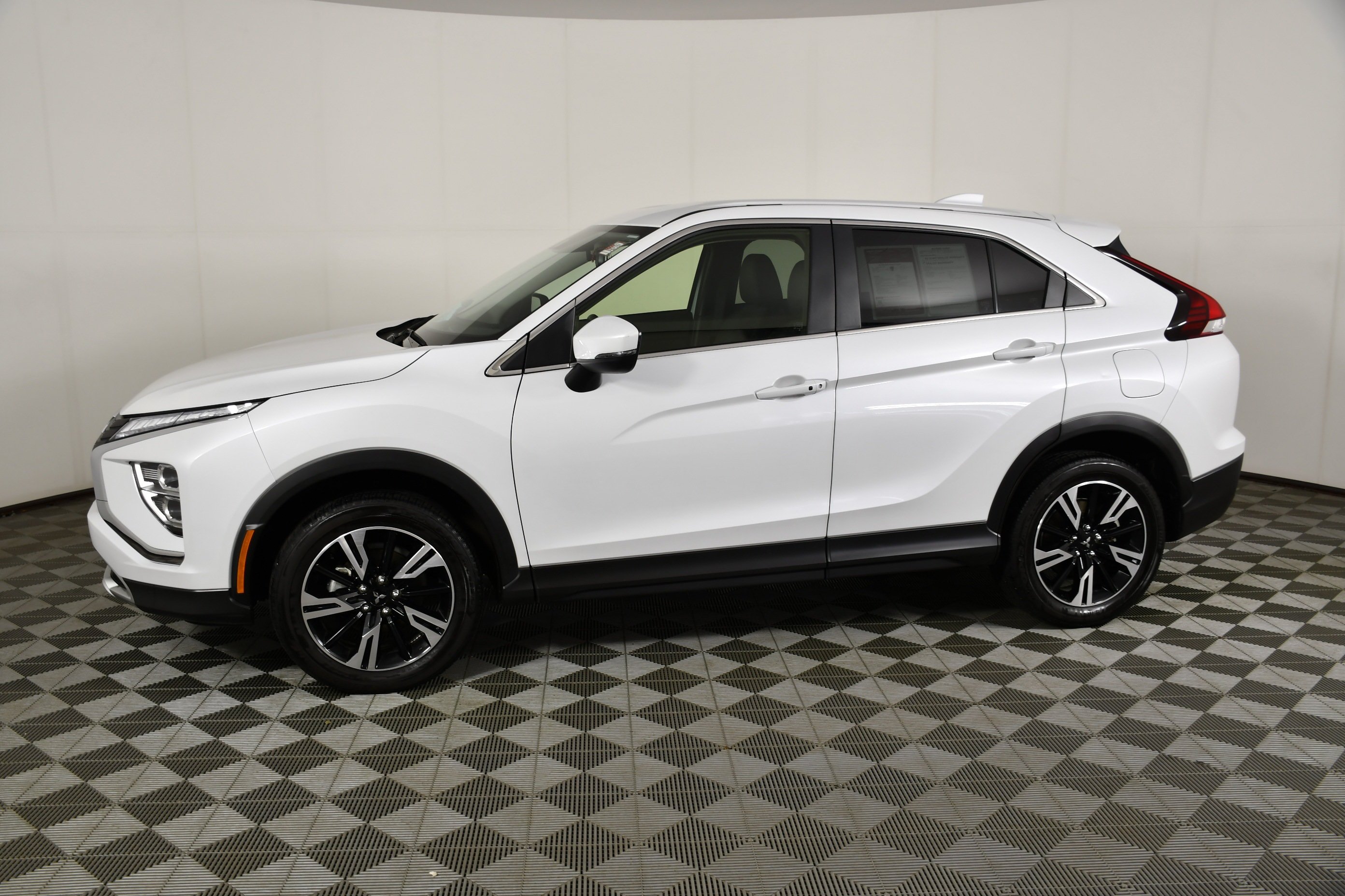 Used 2023 White Diamond Mitsubishi SE image 9