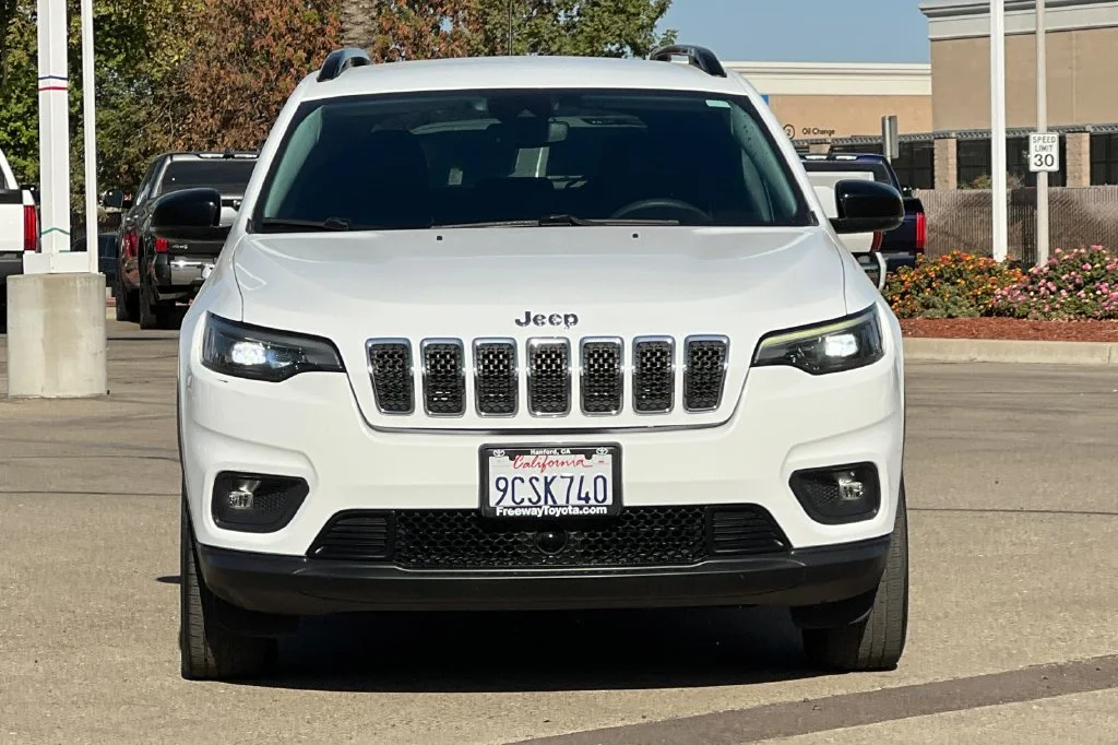 Used 2022 White Jeep Latitude Lux image 11