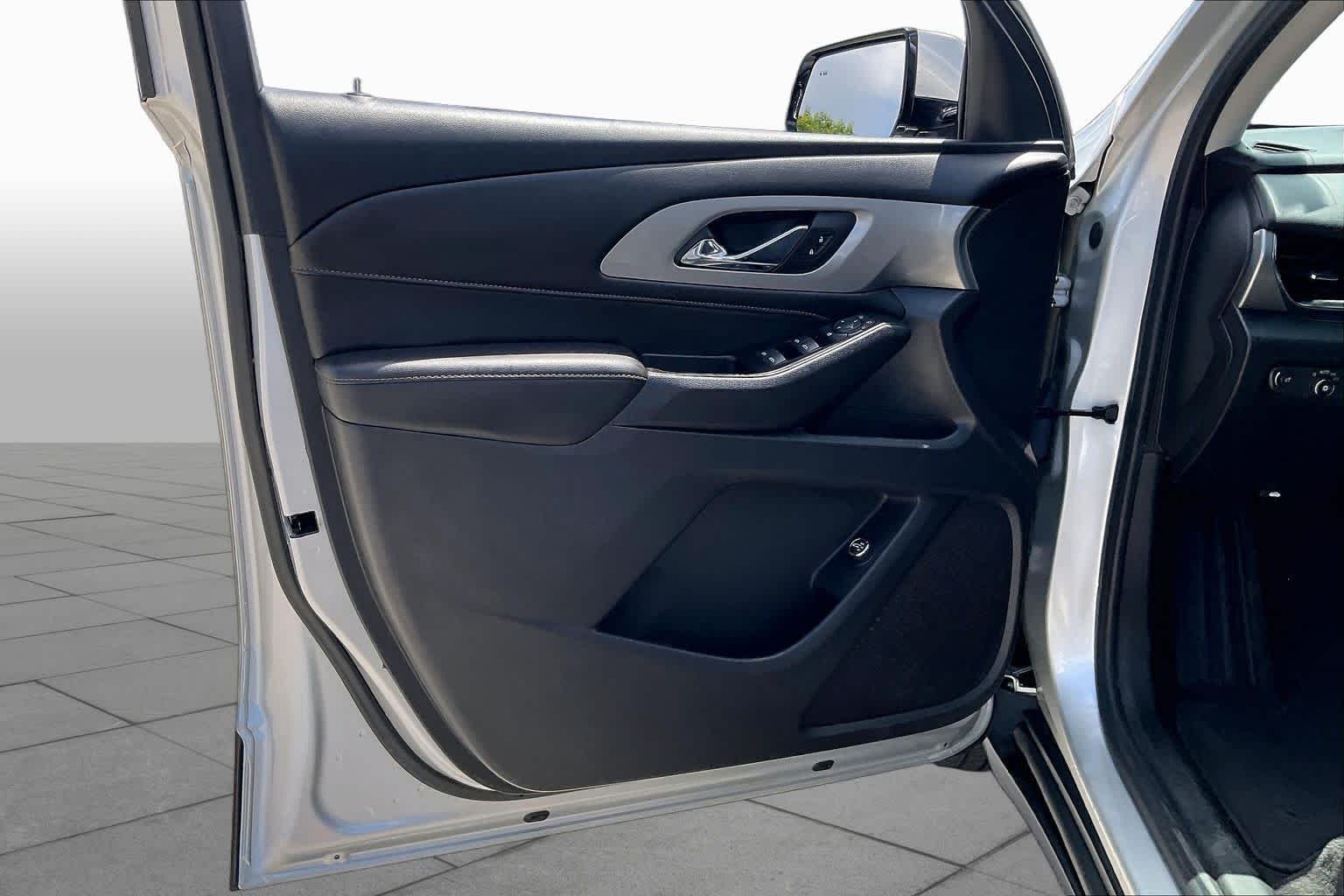 Used 2018 SILVER ICE METALLIC Chevrolet LT Cloth image 17