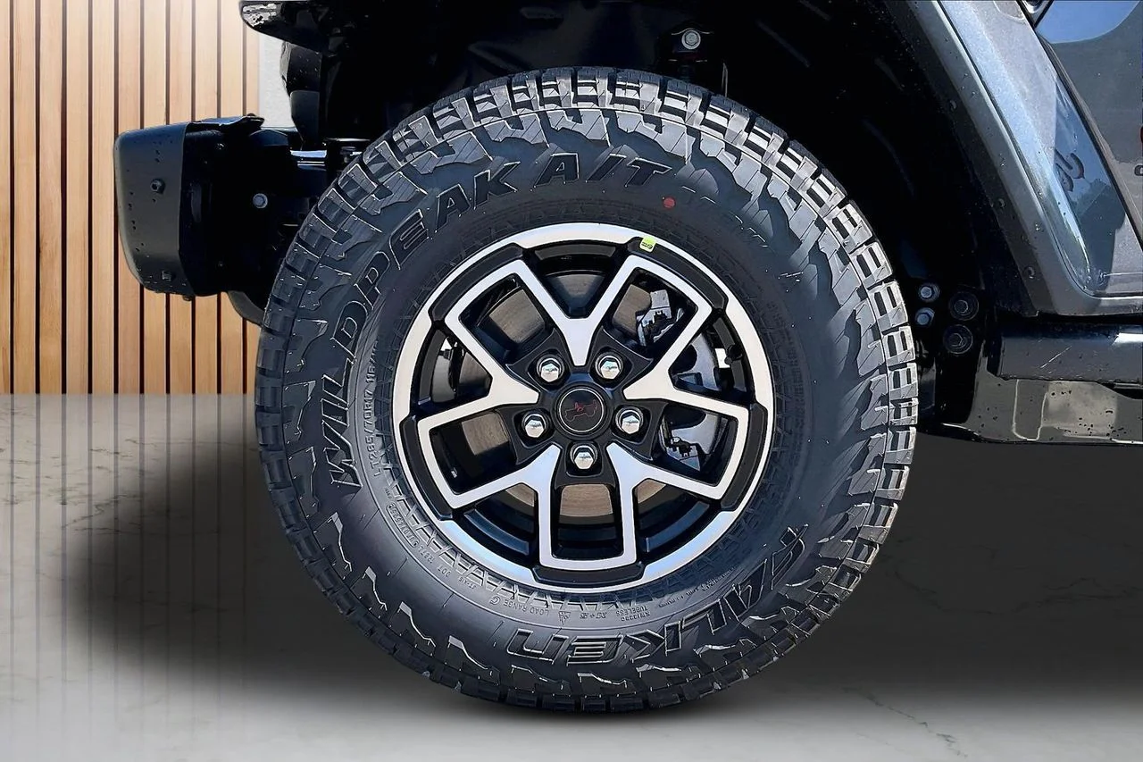 New 2026 Granite Crystal Metallic Clear-Coat Exterior Paint Jeep Rubicon X image 28