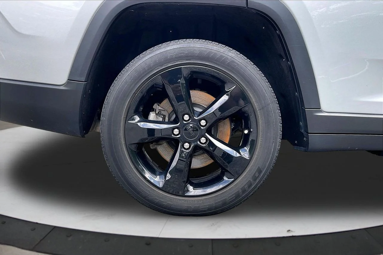 Used 2024 Silver Jeep Altitude X image 38