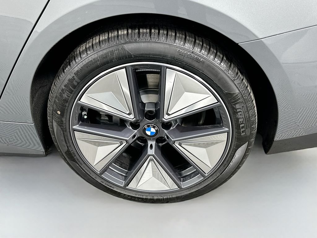 New 2026 Skyscraper Grey Metallic BMW xDrive40 image 23