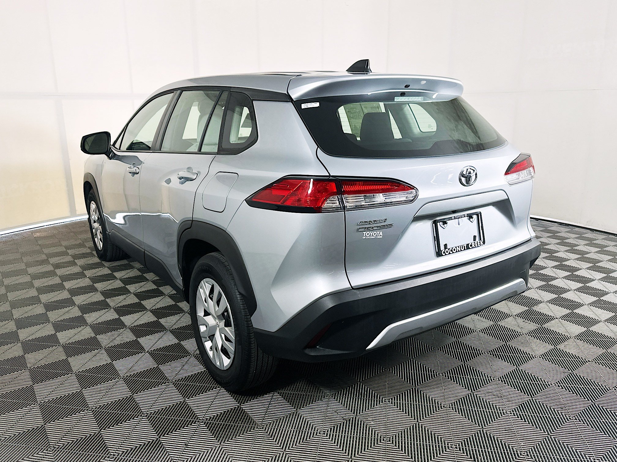 Used 2023 Silver Toyota L image 5
