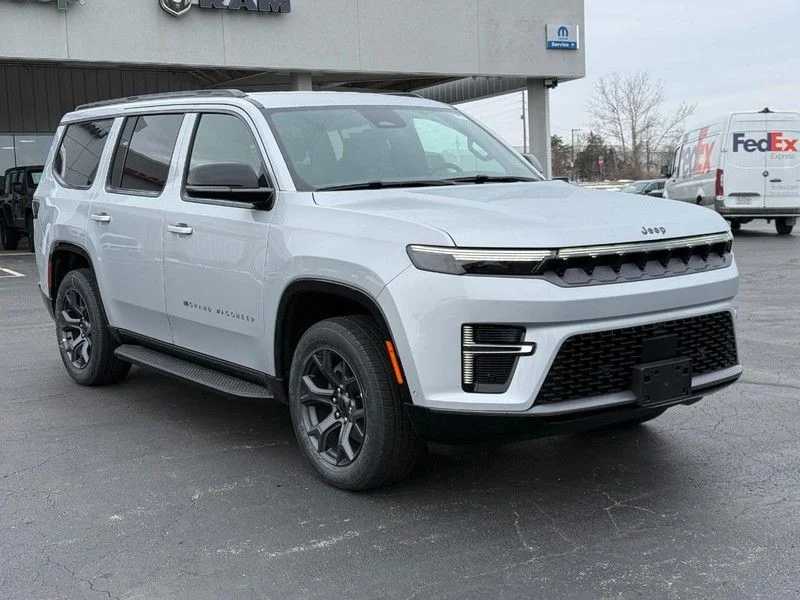 New 2026 Silver-Zynith Exterior Paint Jeep Limited Altitude image 2