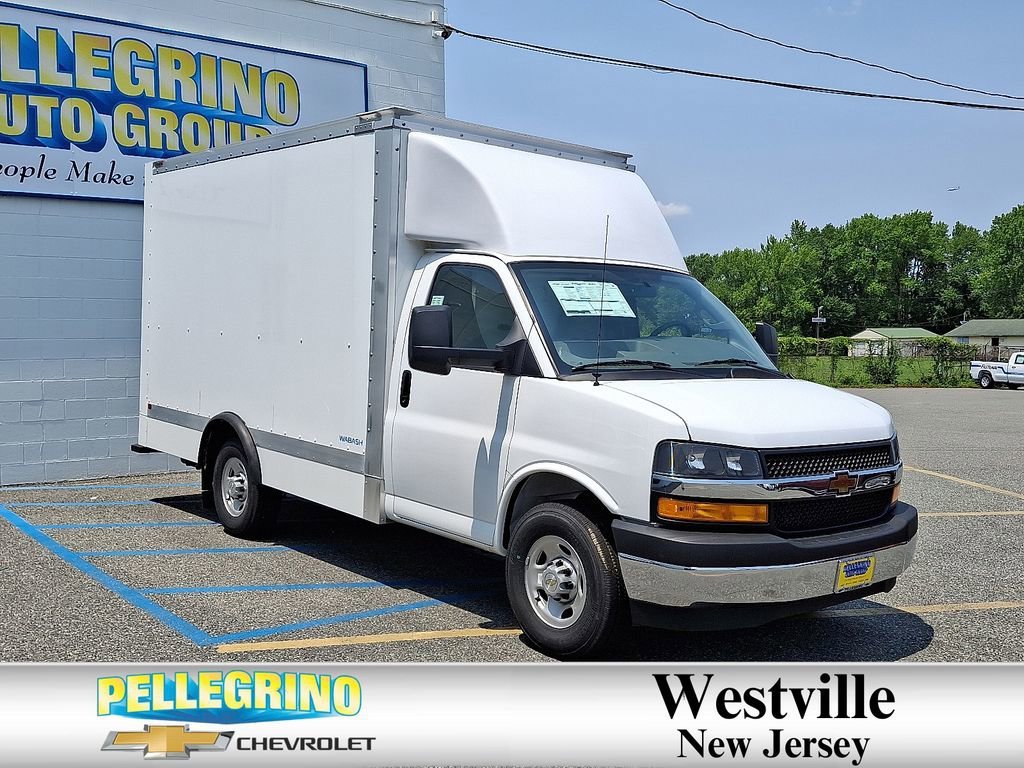 Summit White 2025 Chevrolet Express Chassis 3500 Cutaway 139 Van Rear-Wheel Drive Automatic