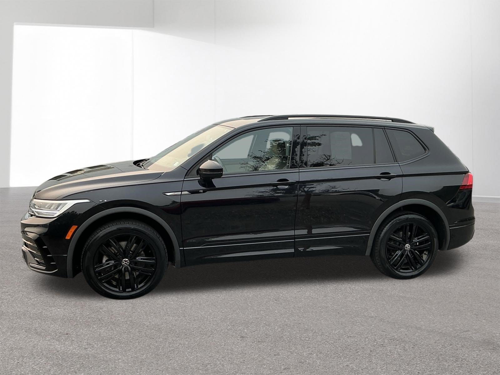 Used 2022 Deep Black Volkswagen SE R-Line Black image 6