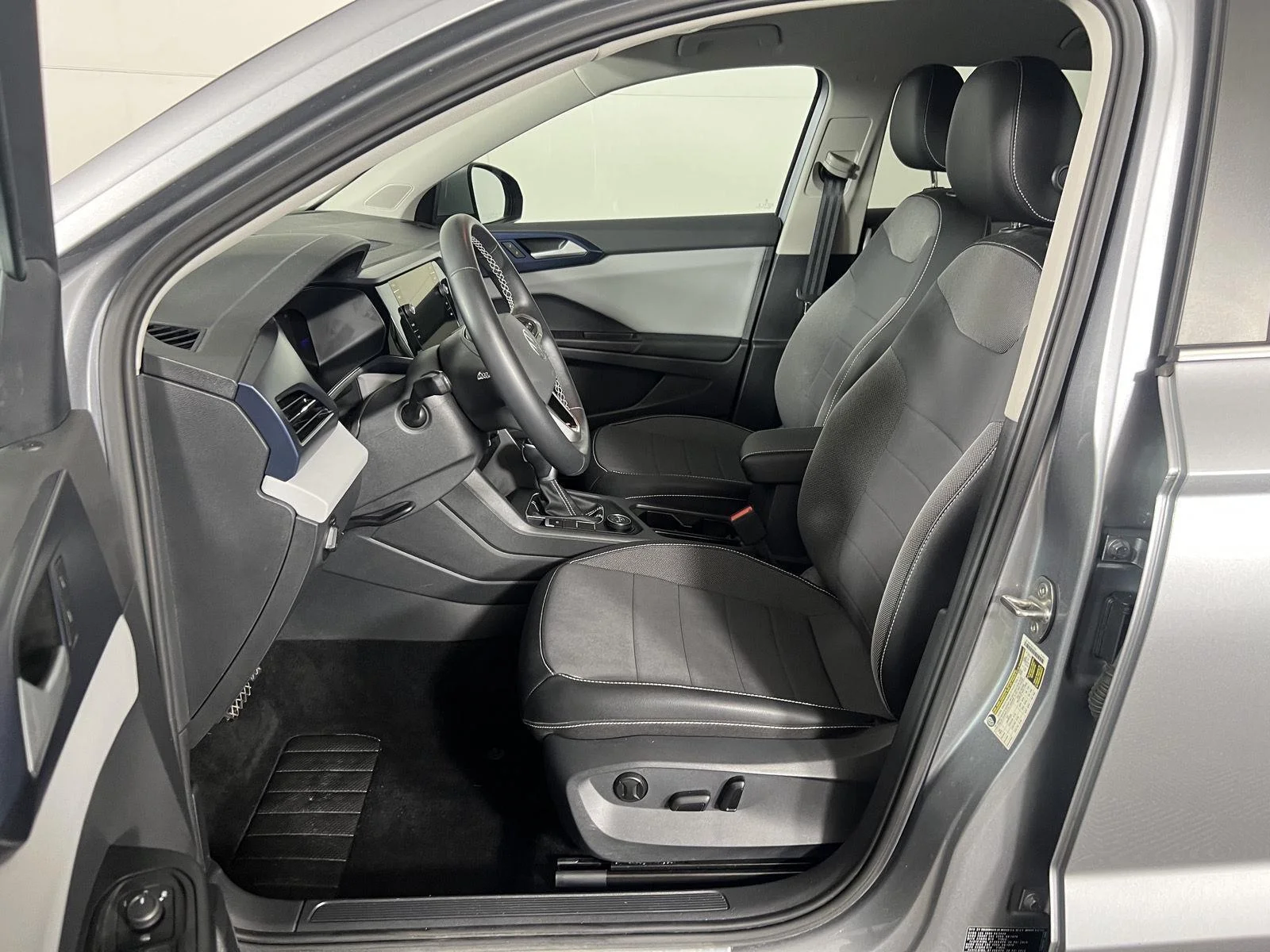 Used 2022 Gy Volkswagen SE image 15