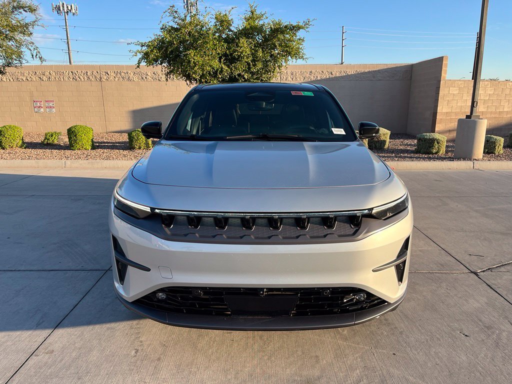 Used 2025 Silver Jeep Limited image 4