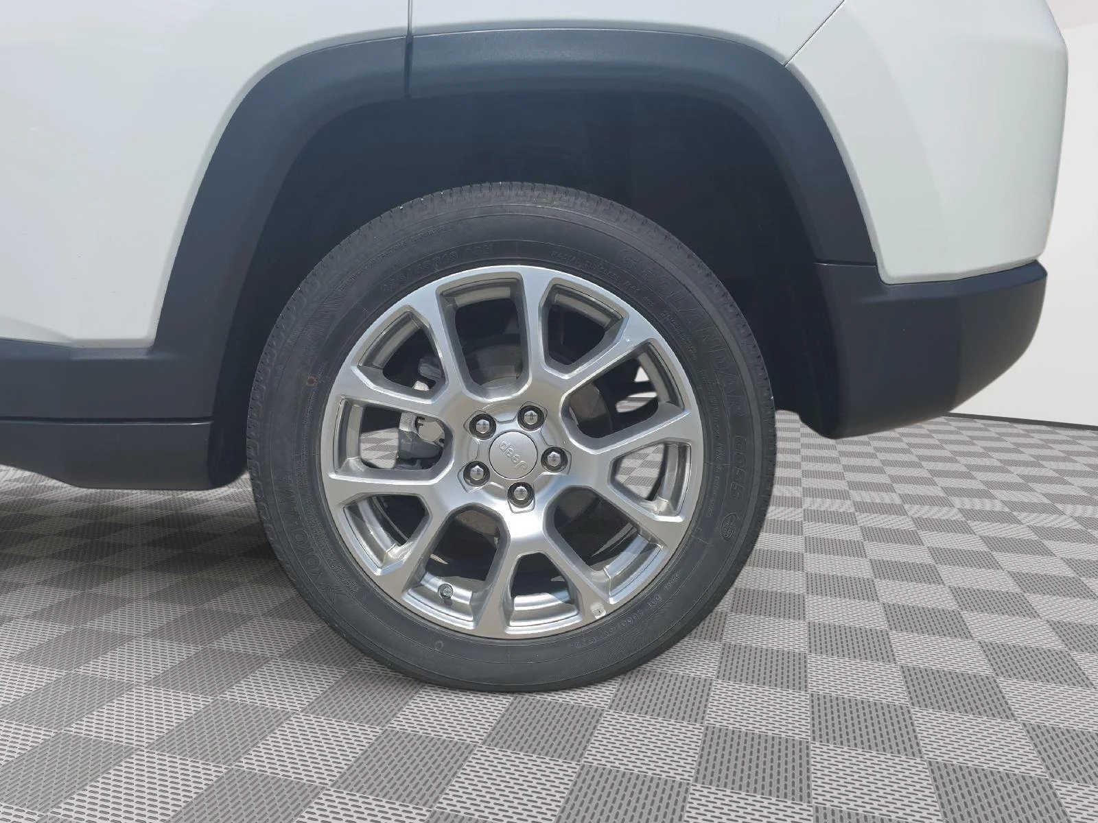 Used 2023  Jeep Latitude Lux image 10