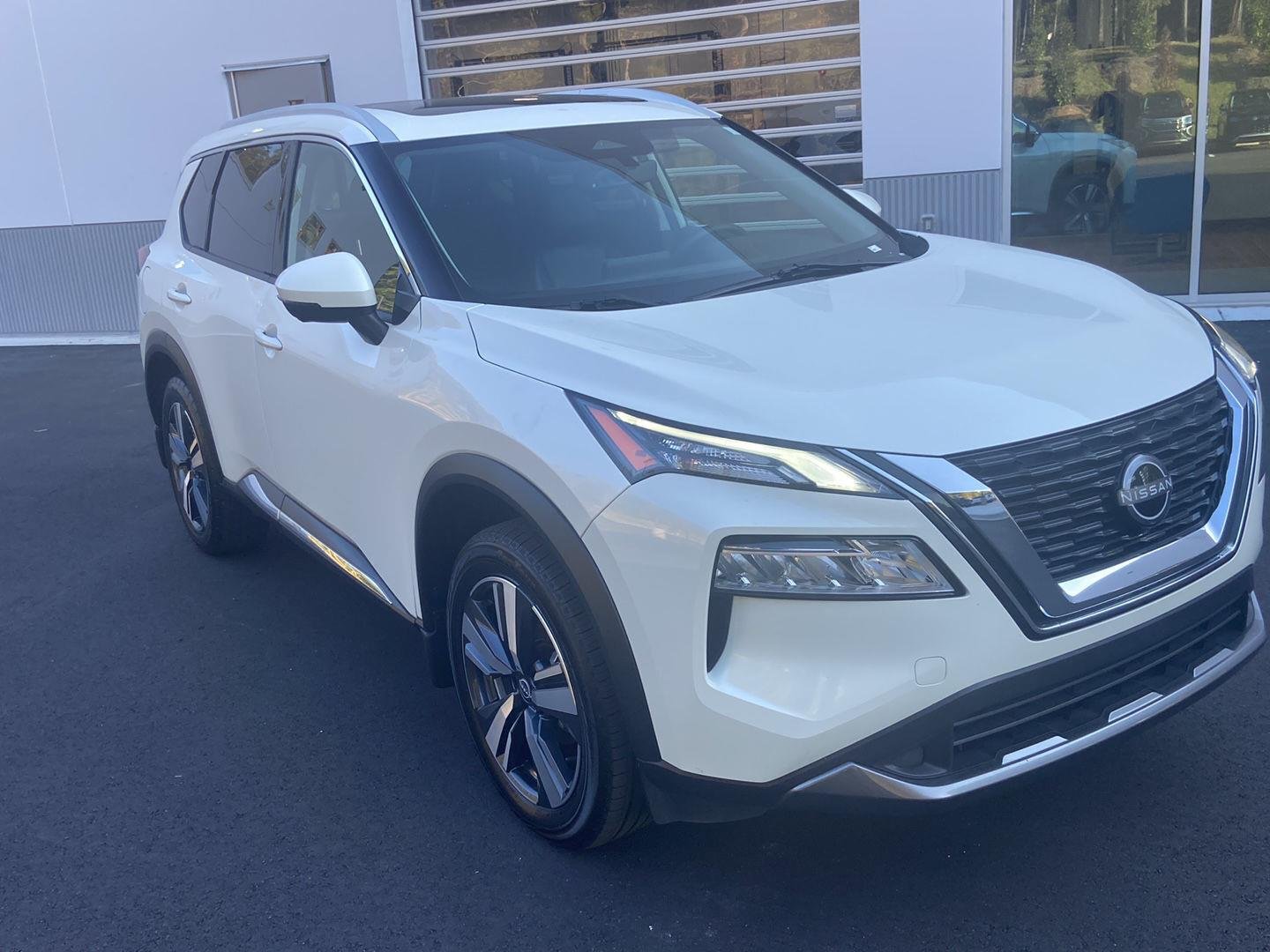 Used 2023 Pearl White Tricoat Nissan SL image 3