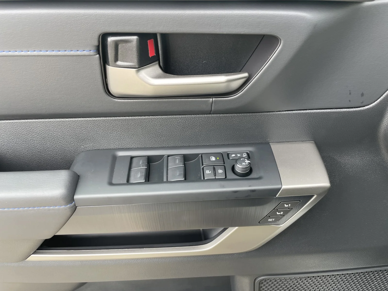 New 2026 Wind Chill Pearl Toyota Platinum image 17