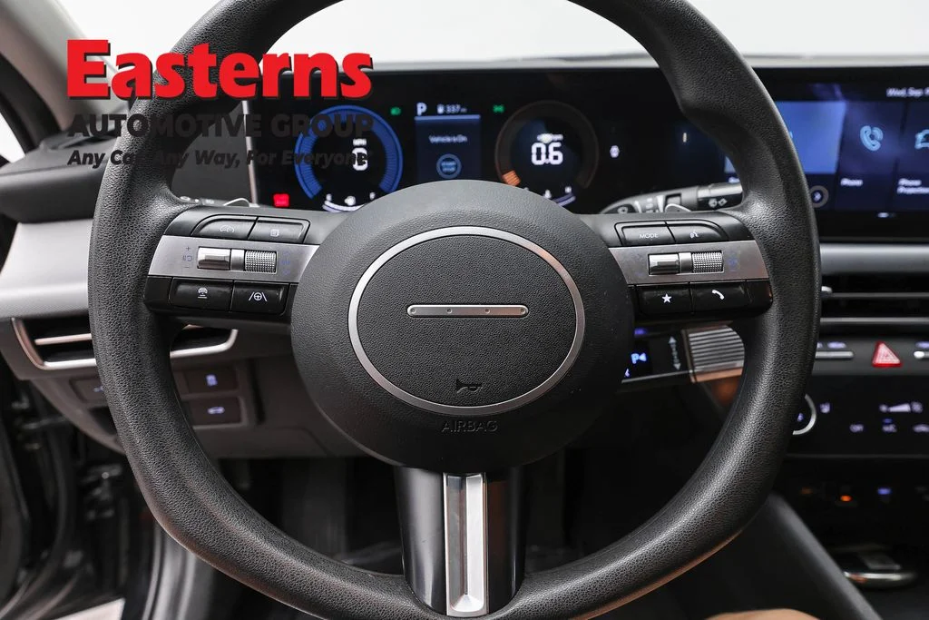 Used 2025 Black Hyundai SEL image 10