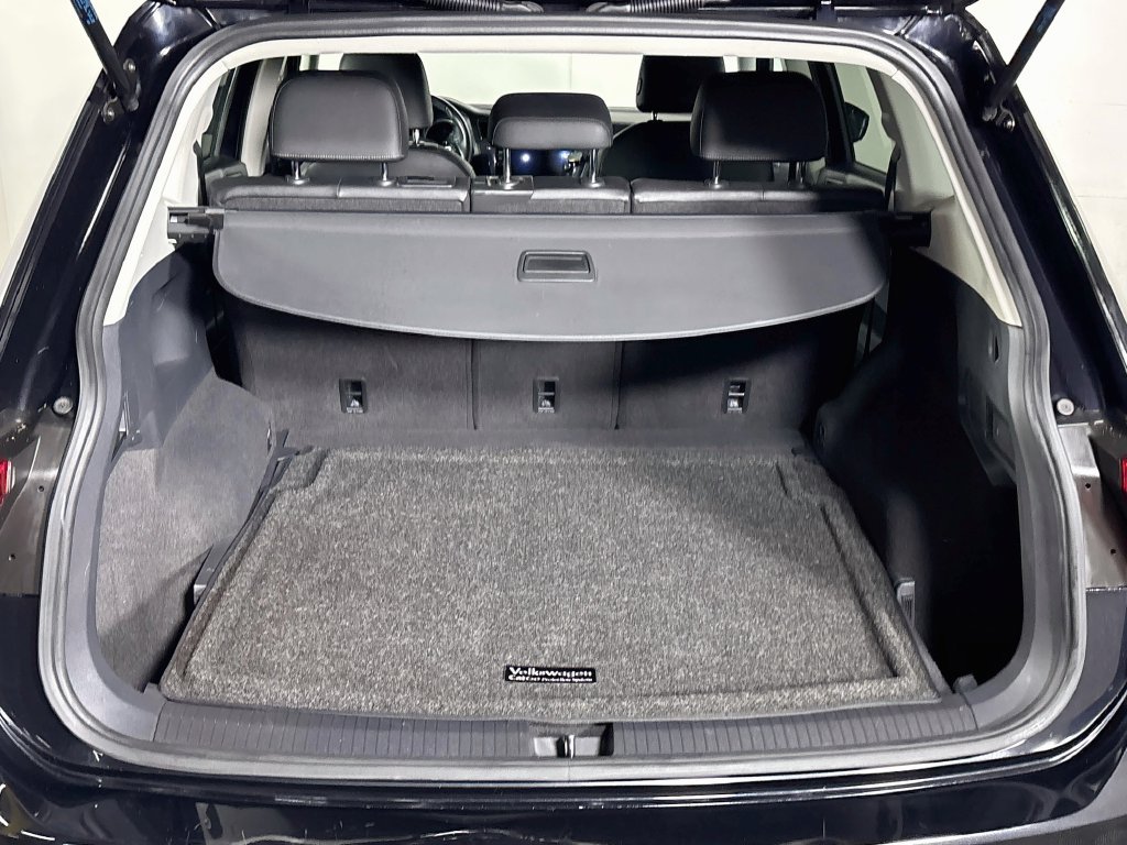 Used 2019 Deep Black Volkswagen 2.0T SE image 21