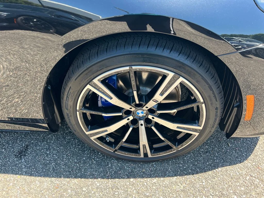 New 2027 Black BMW 550e xDrive image 2
