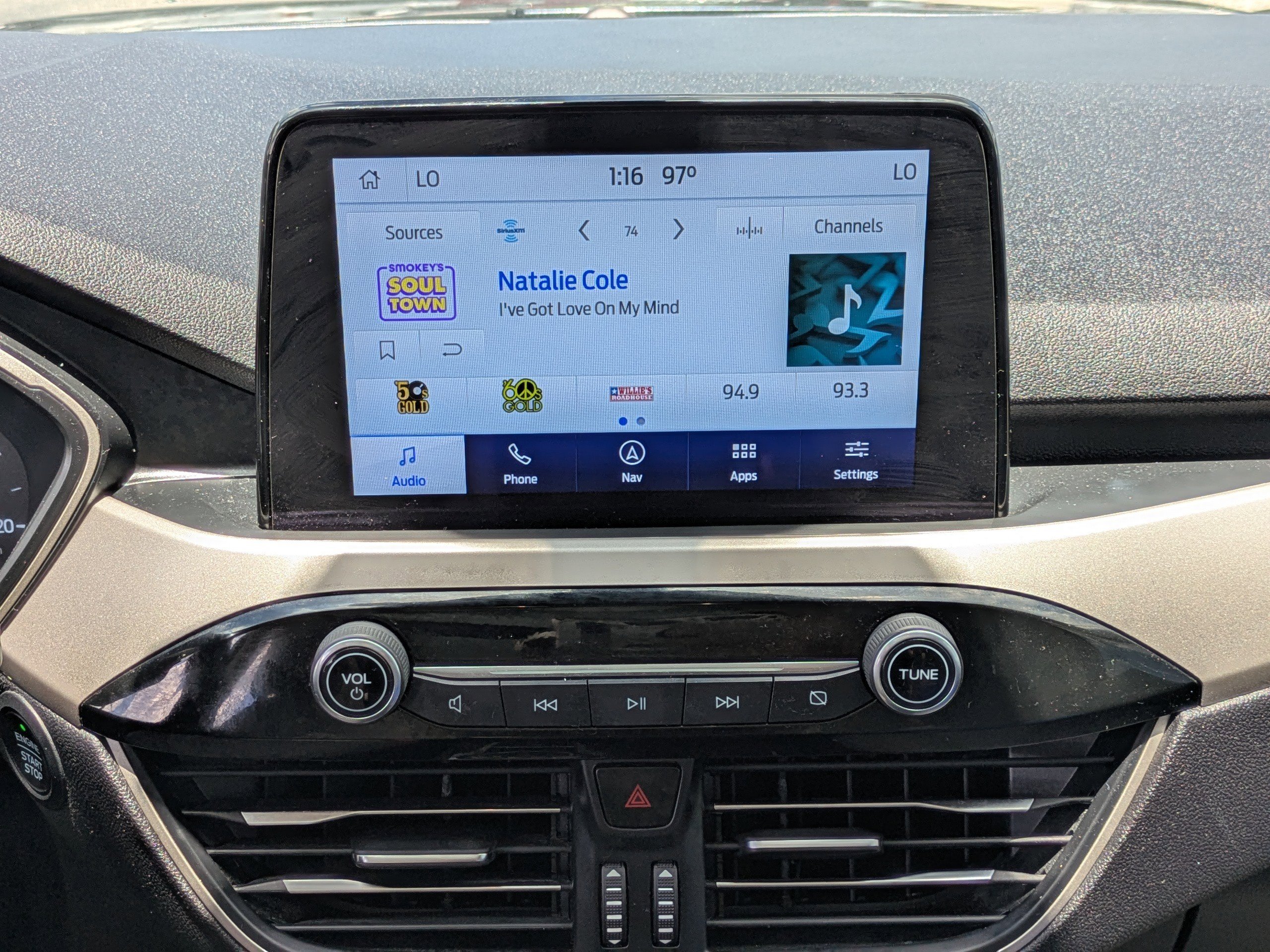 Used 2022  Ford SE image 18