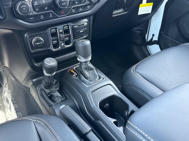 New 2026 Bright White Clear-Coat Exterior Paint Jeep Sahara image 12