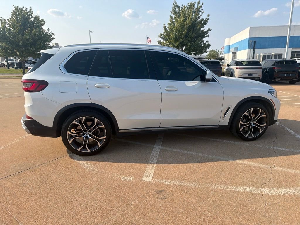 Used 2023 White BMW sDrive40i image 3