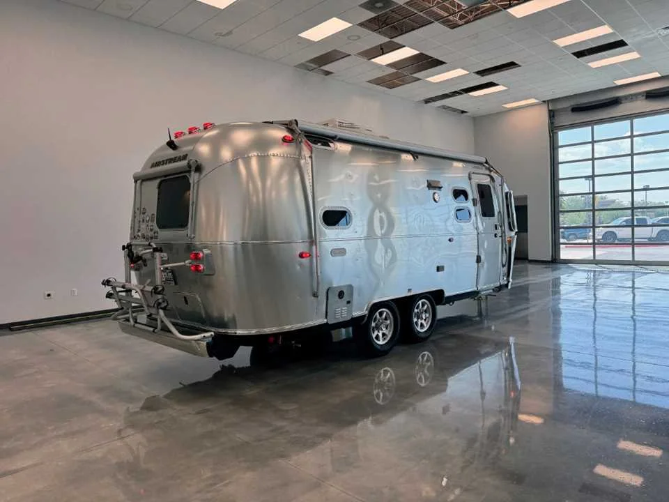 Used 2021 SILVER AIRSTREAM  image 2