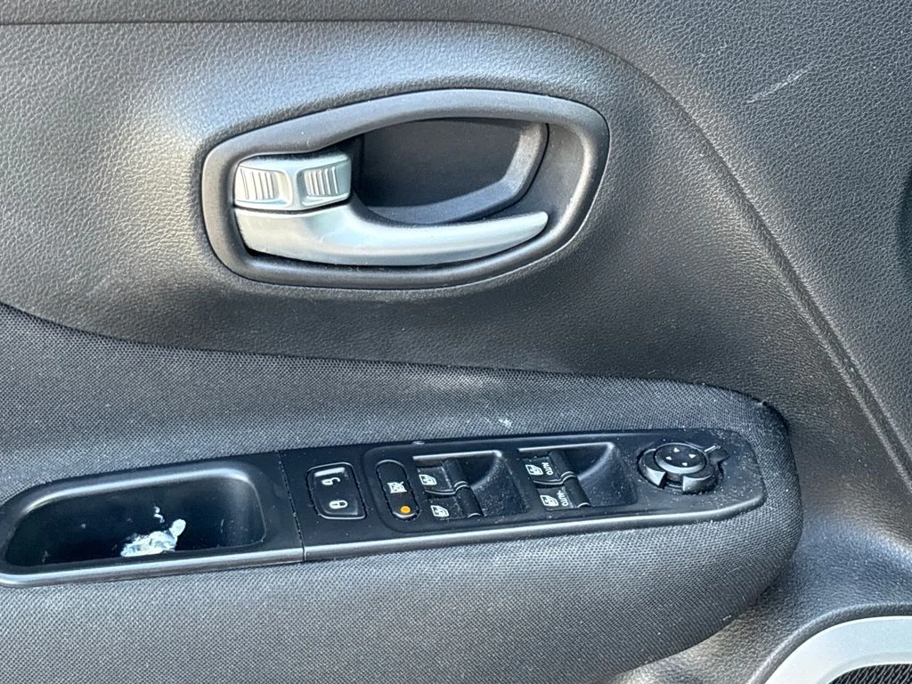 Certified Used 2018 Silver Jeep Latitude image 16