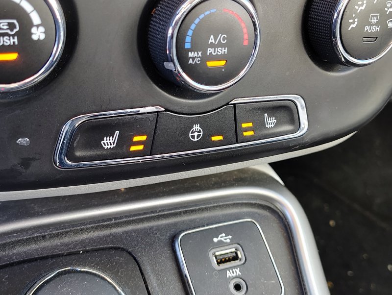 Used 2018 Red Jeep Latitude image 17