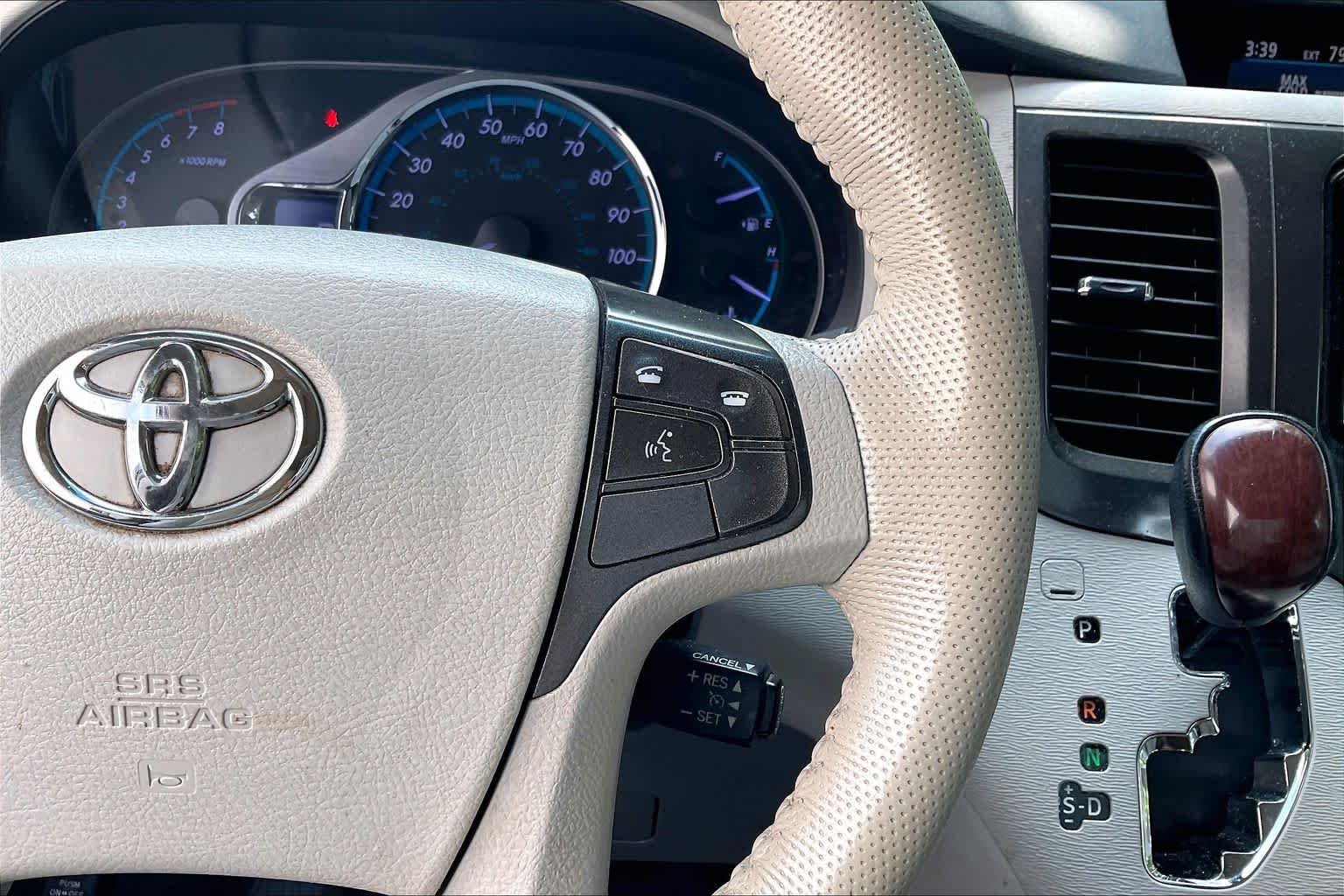 Used 2014 Silver Sky Metallic Toyota XLE image 27
