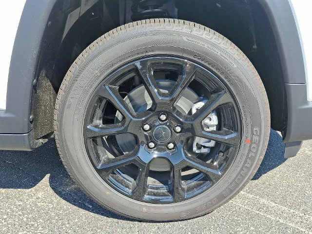 New 2025 White Jeep Latitude image 10