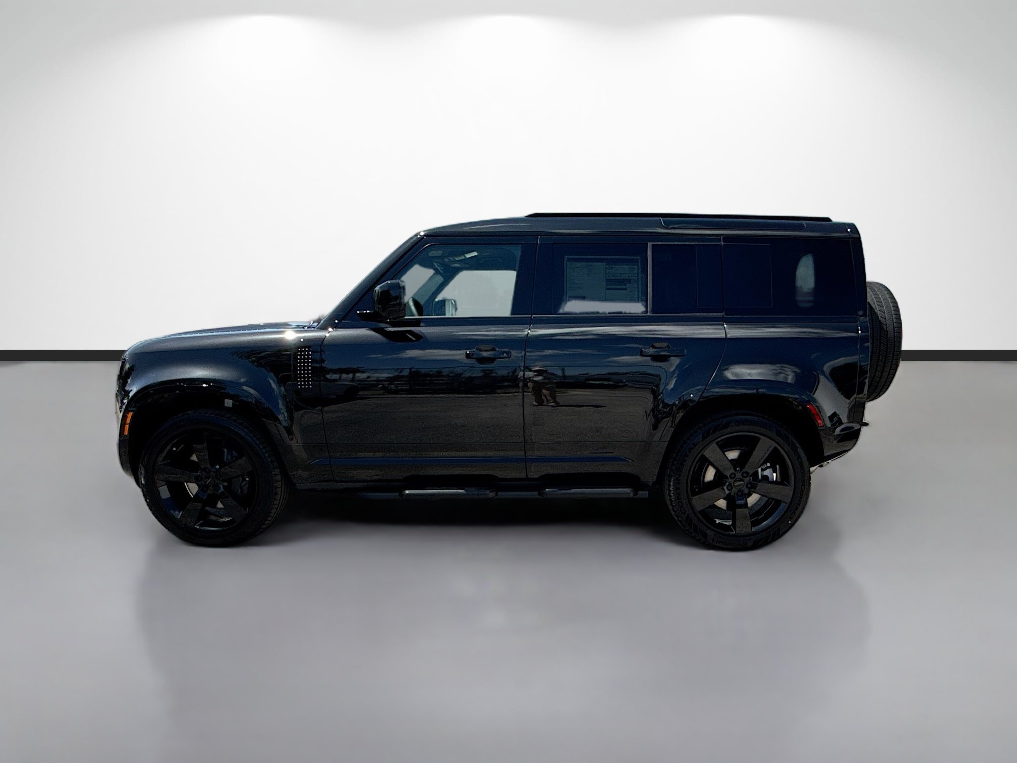 New 2026 Santorini Black Land Rover X-Dynamic SE image 2