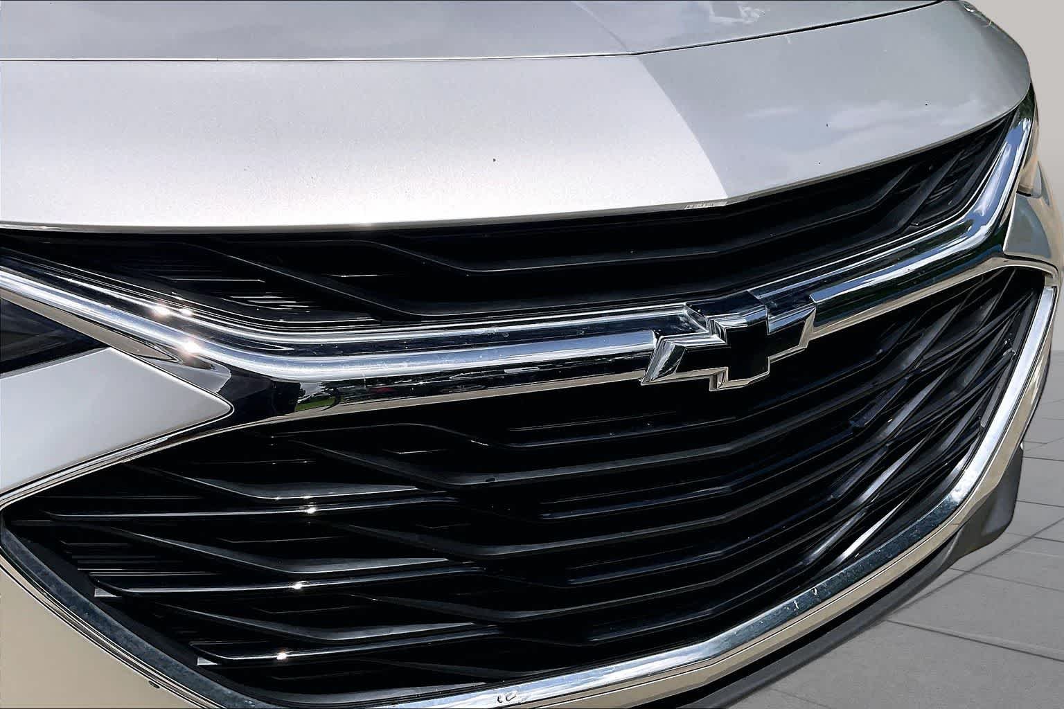 Used 2021 Silver Ice Metallic Chevrolet LT image 27