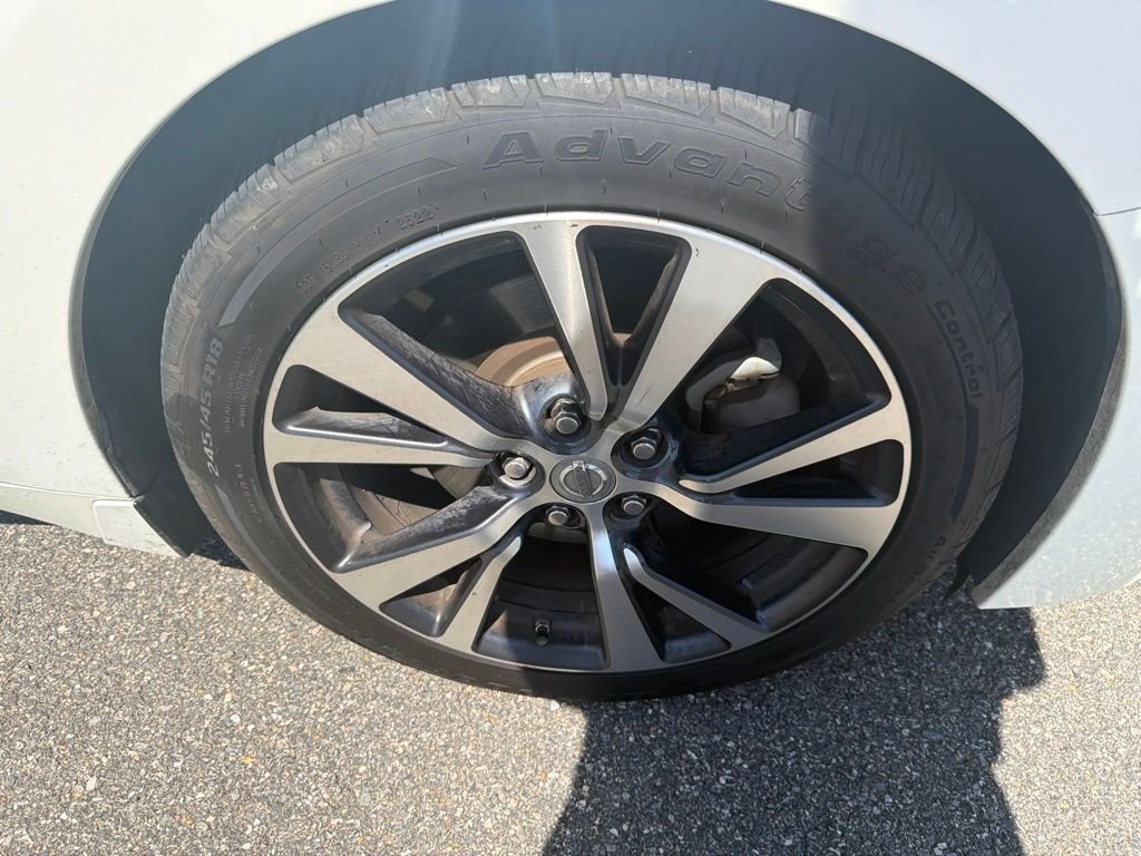 Used 2017 White Nissan Platinum image 9