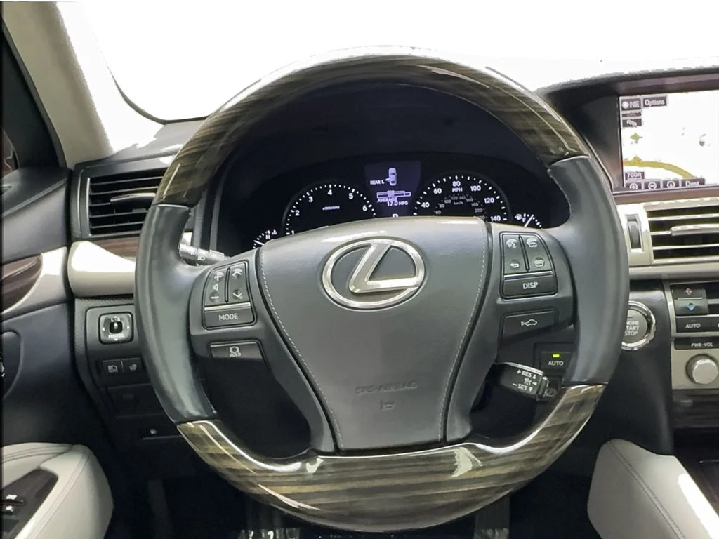 Used 2015 Black Lexus 460 image 39