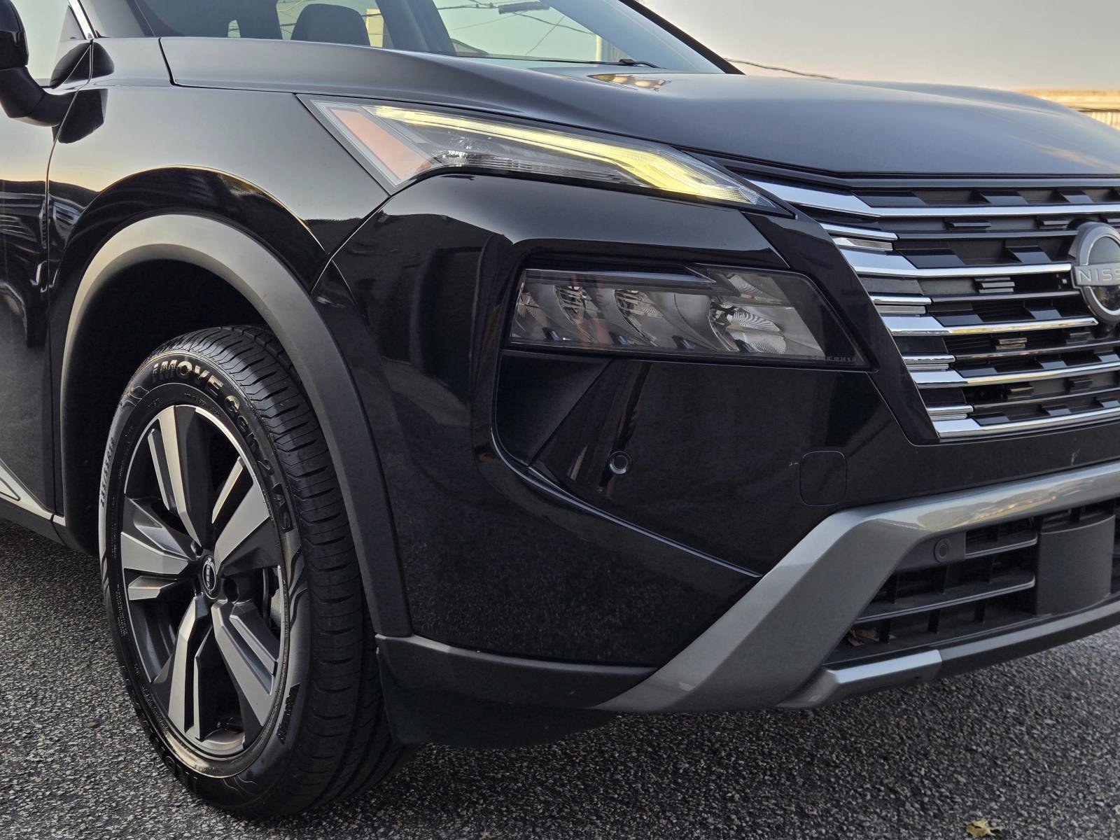 Used 2026 Super Black Nissan SL image 4