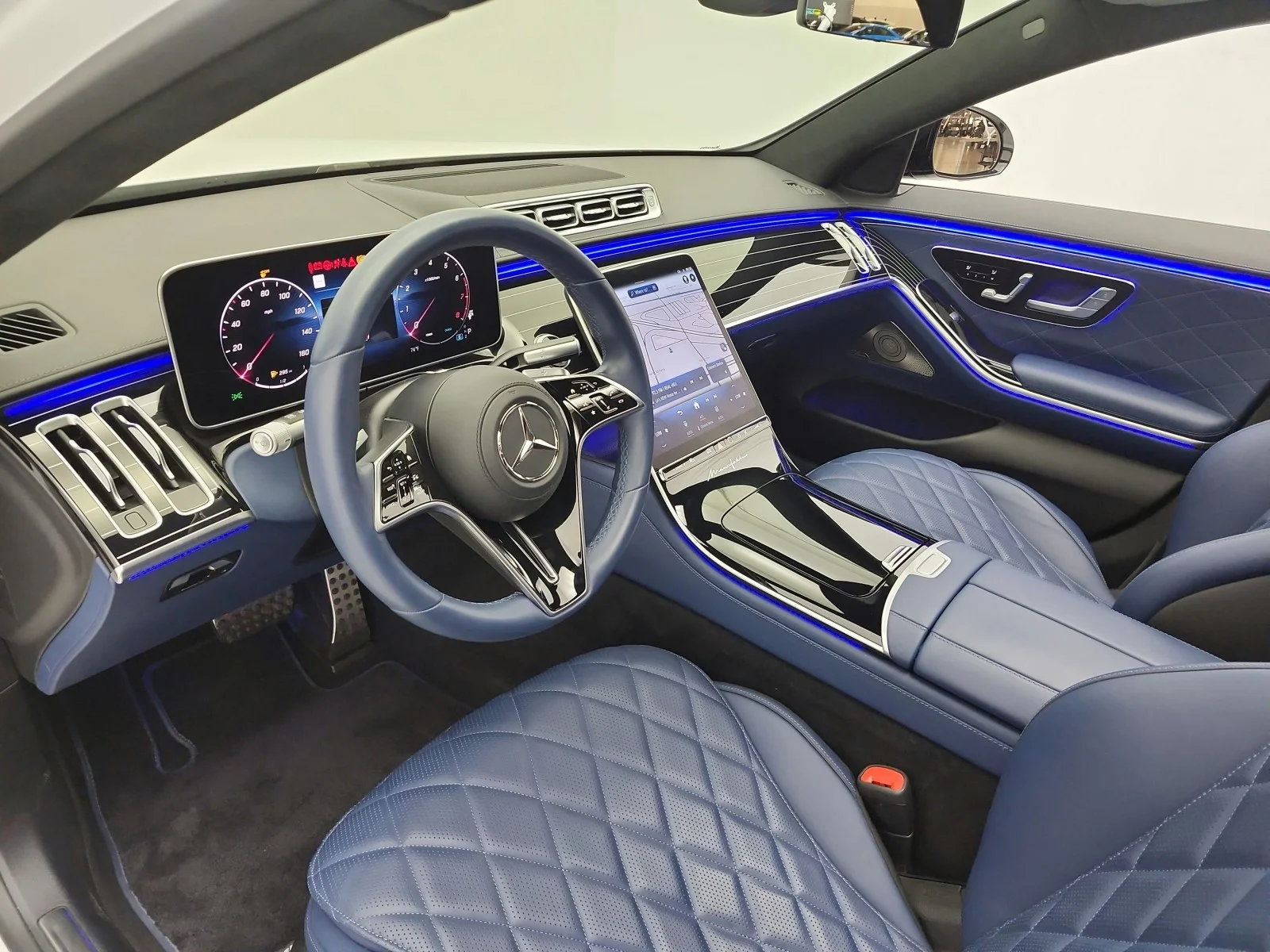 Used 2025 MANUFAKTUR Moonlight White Metallic Mercedes-Benz S 580 4MATIC® Sedan image 20