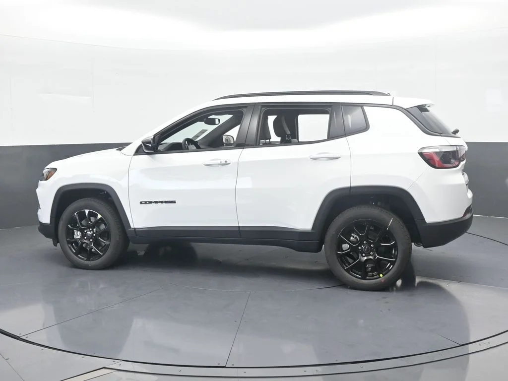 New 2026 Bright White Clear-Coat Exterior Paint Jeep Latitude image 3