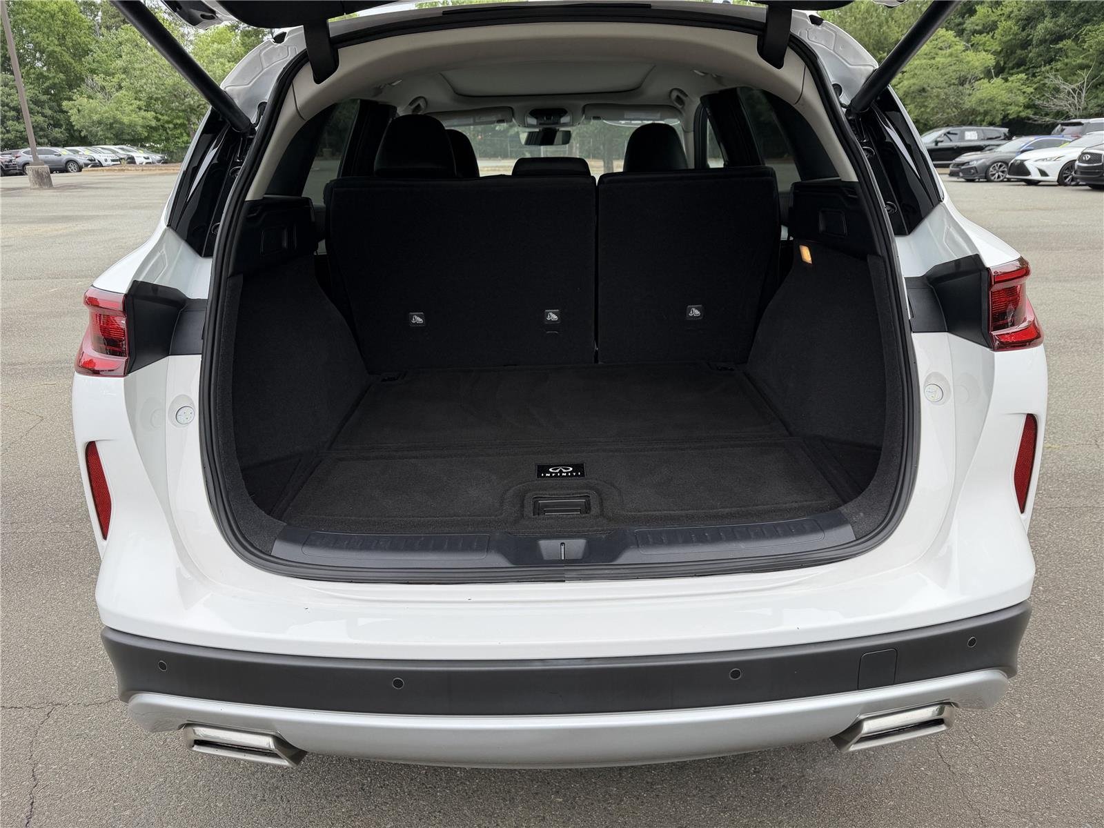 Used 2024 Lunar White INFINITI LUXE image 29