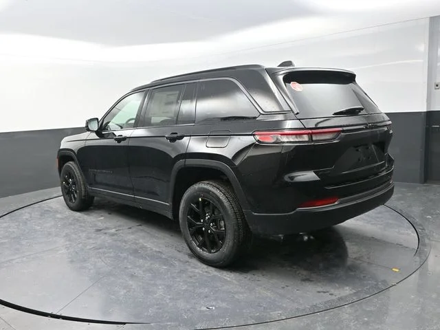 New 2026 Diamond Black Crystal Pearl-Coat Exterior Paint Jeep Altitude image 8