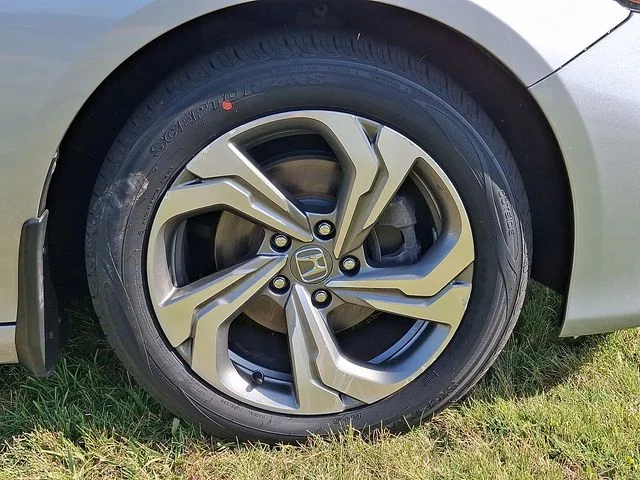 Used 2018 Silver Honda EX-L image 7
