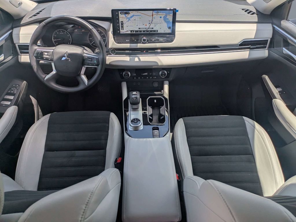 Used 2025  Mitsubishi SE image 16